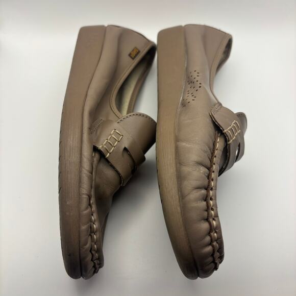 Vintage SAS Tan Penny Loafers Women's Soft Step Heel - Picture 3 of 6